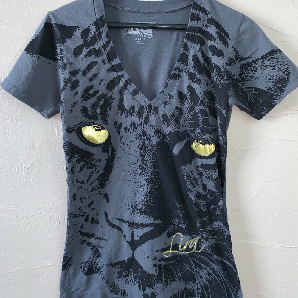 Lion v-neck
